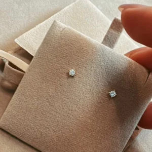 Aretes solitarios en oro amarillo